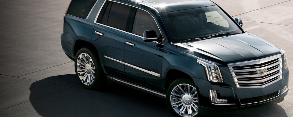 Cadillac Escalade 2020, SUV con cristales laterales traseros, de sistema dual y parrilla cromada con emblema.